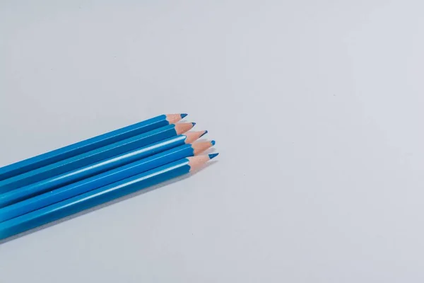 Gros Plan Crayons Bois Bleu Isolés Sur Fond Blanc Avec — Photo