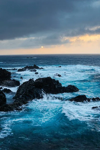 Sahilin Kıyısındaki Kayalara Vuran Deniz Dalgalarının Dikey Görüntüsü — Stok fotoğraf