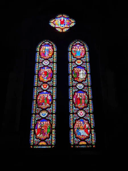教堂里那副漂亮的彩色玻璃的垂直照片 — 图库照片