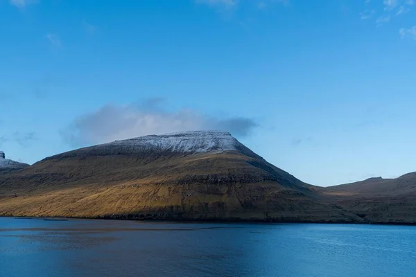 Una Vista Panorámica Las Montañas Volcánicas Junto Playa — Foto de Stock