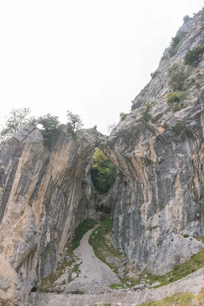 Ruta del Cares, Asturias, İspanya 'daki kayalık dağların nefes kesici manzarası