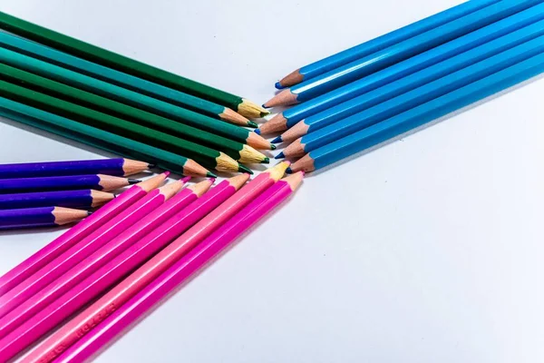 蓝绿色粉红和淡紫色木制铅笔的特写镜头 背景为白色 有复制空间 — 图库照片