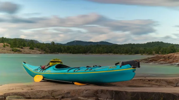 Kayaks Estacionado Granito Liso Bahía Georgia Montañas Cloche Fondo — Foto de Stock