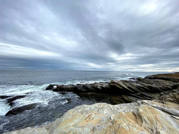ジェームズタウンロードアイランドから海を望む — ストック写真