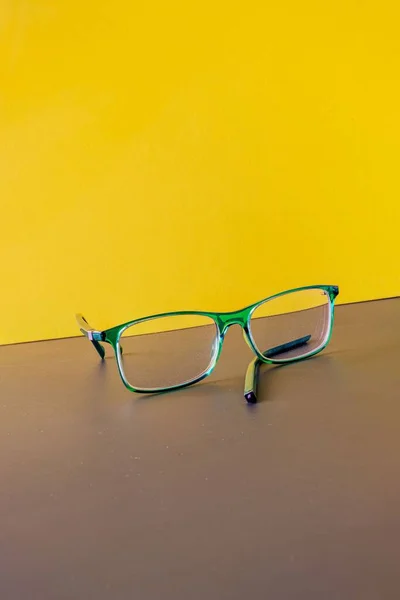 Eine Kaputte Grün Umrandete Brille Auf Gelbem Hintergrund — Stockfoto