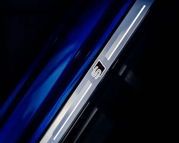 Foco Raso Exterior Brilhante Esporte Moderno Azul Carwith Símbolo — Fotografia de Stock