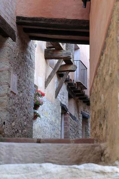 Tiro Vertical Beco Estreito Através Edifícios Históricos Albarracin Espanha — Fotografia de Stock