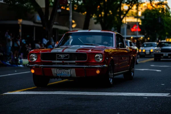 Ένα Ρετρό Ford Mustang Στο Δρόμο — Φωτογραφία Αρχείου