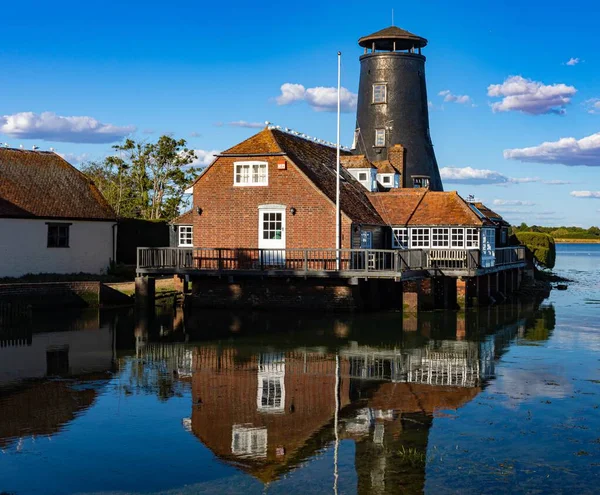 Eine Alte Mühle Und Ein Ruhiger See Langstone Harbour England — Stockfoto