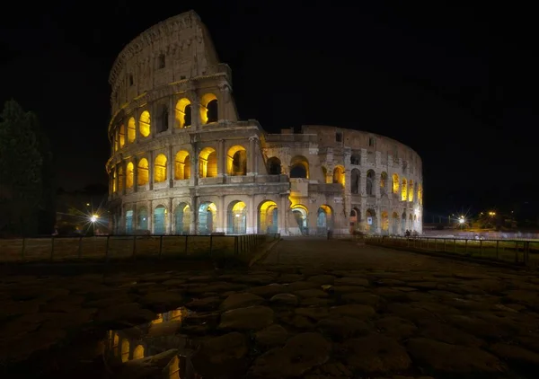 Сценический Вид Колизей Италии Рим Ночью Фоне Темного Неба — стоковое фото