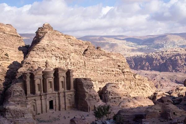 约旦古建筑的低视角视图 Petra — 图库照片