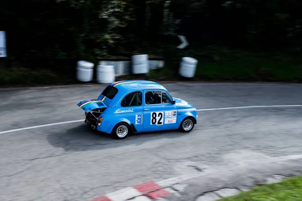バルトロ公園の道路上の青いフィアット500アバルトレトロレースカー イタリアのペサロ — ストック写真