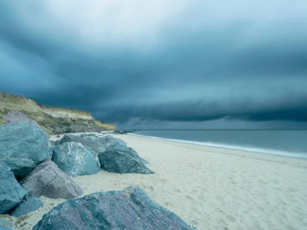 Bellissimo Paesaggio Una Spiaggia Sabbiosa Una Giornata Tempestosa — Foto Stock