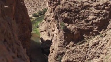 Dades Gorge manzarası Fas 'ta güneş ışığı altında kurumuş çimlerle kaplıydı.