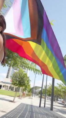 Balkonda sallanan LGBTQ bayrağının dikey yakın çekimi