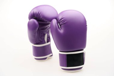 Beyaz arka planda bir çift mor boks eldiveni.