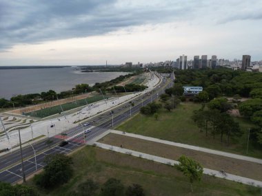 Parklar ve göl arasında şehir manzarası olan otoyollara kuş bakışı bakış.