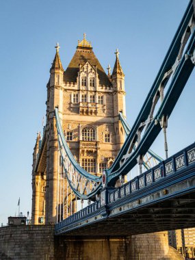 Birleşik Krallık 'taki Tower Bridge' in mavi gökyüzü altındaki alçak açılı görüntüsü.