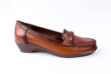 beyaz zemin üzerinde ayakkabı