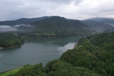 Terauchi Damu Reservoir, Fukuoka 'daki bir göle kuş bakışı bakış.