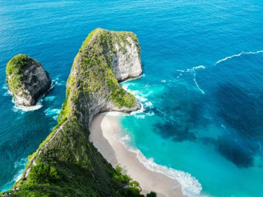 Kelingking Plajı Nusa Penida, Endonezya 'nın Bali adasında güneşli bir günde