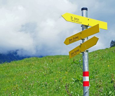 Güneşli bir günde Avusturya, St. Anton 'da bir çim tarlasında bir tabelanın gündüz görüntüsü