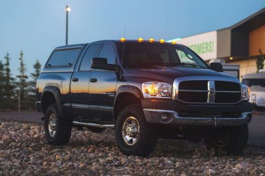 Bir yola park edilmiş 2006 model büyük bir Dodge Ram.