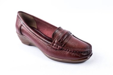 beyaz zemin üzerinde ayakkabı