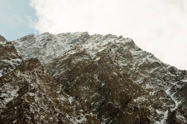 Ama Dablam Dağı 'nın panoramik manzarası Everest ana kampı, Khumbu vadisi, Sagarmatha ulusal parkı, Everest bölgesi yolunda güzel bir gökyüzü.