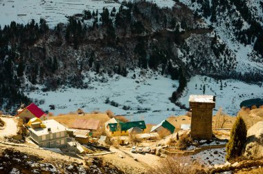 Dağlar arasında bir kasabanın olağanüstü güzelliği