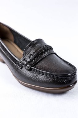 beyaz zemin üzerinde ayakkabı