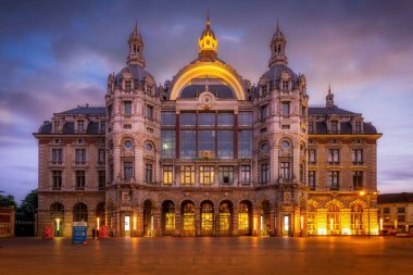 Belçika 'daki Antwerpen-Centraal tren istasyonunun gece çekimleri.