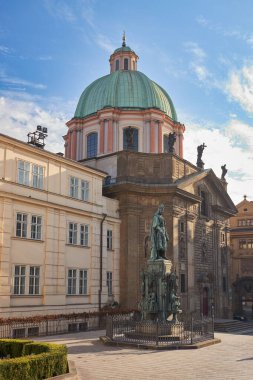Çek Cumhuriyeti 'nin Prag kentindeki Dördüncü Charles heykeliyle Krizovnik meydanının dikey çekimi.