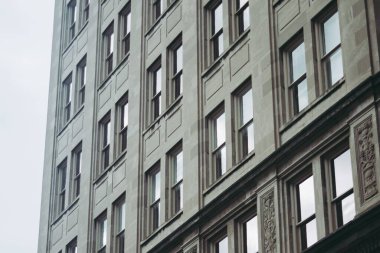 Bir binanın alçak açılı görüntüsü.