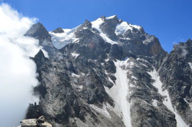 Mavi gökyüzünün altındaki dağ manzarası.