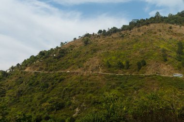 Gün doğarken Dağ Vadisi. Doğal yaz manzarası