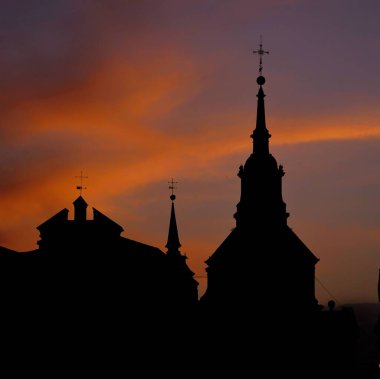 Gün batımında kilise binasının silueti.