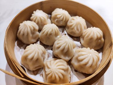 Lezzetli Xiaolongbao 'nun bambu sepetindeki en iyi manzarası. Çin mutfağı kavramı.