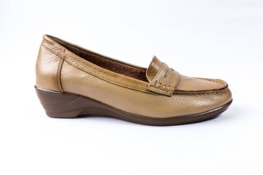 beyaz zemin üzerinde ayakkabı