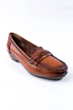 beyaz zemin üzerinde ayakkabı