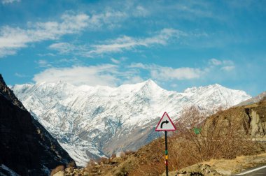 Kar buz nedeniyle kaygan yol karşı uyarı yol işareti