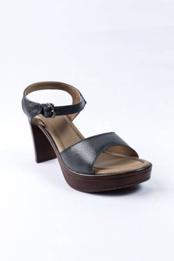 beyaz zemin üzerinde ayakkabı