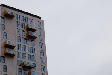 Bulutlu gökyüzünün altında bir gökdelen.