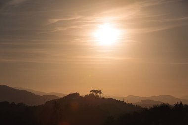 Gün batımında bulutların altında güzel bir manzara.