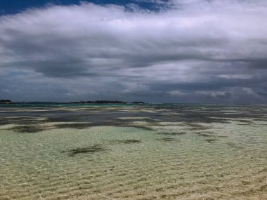 Mavi Gök, açık okyanus, Maldivler 'de güneşli bir gün.