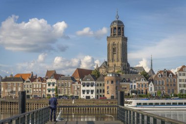 St. Lebuinus Protestan kilisesini ve Hollanda Deventer şehrini gezen bir adam.