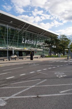 Bir Bratislava havaalanı terminali cephesi