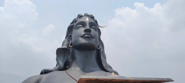 インドの雲の下にあるマハ シヴァ アディヨギ像のパノラマ写真 — ストック写真