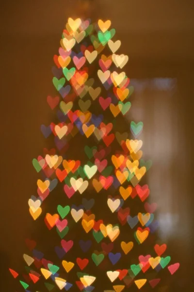 Disparo Vertical Luces Forma Corazón Visibles Árbol Navidad —  Fotos de Stock