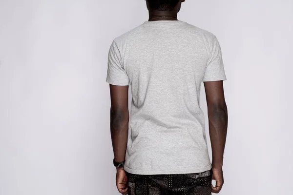 Schwarzes Model Trägt Ein Schlichtes Graues Shirt Rückseite — Stockfoto